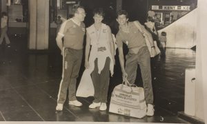 Claudio Zúñiga, Natalia Toledo y Ramón López, minutos antes de embarcarse en una nueva experiencia internacional.