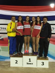 Josefina López, Gabriela Saguier, Verenisse Torres y Silvana Cáceres, escoltados por por los profesores Óscar Torres (campera amarilla) y Édgar Galeano.