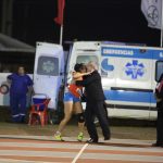 Al terminar la competencia, Laura Paredes se confundió en un emotivo abrazo con el presidente Miguel Carrizosa.