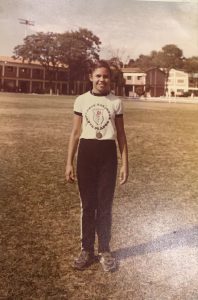 Natalia luciendo el escudo de su colegio,