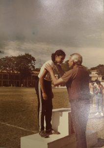 La primera medalla que recibió Natalia fue de las manos de su padre.