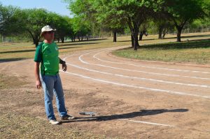 El profesor Víctor Florentín, ultimando detalles para la competencia.