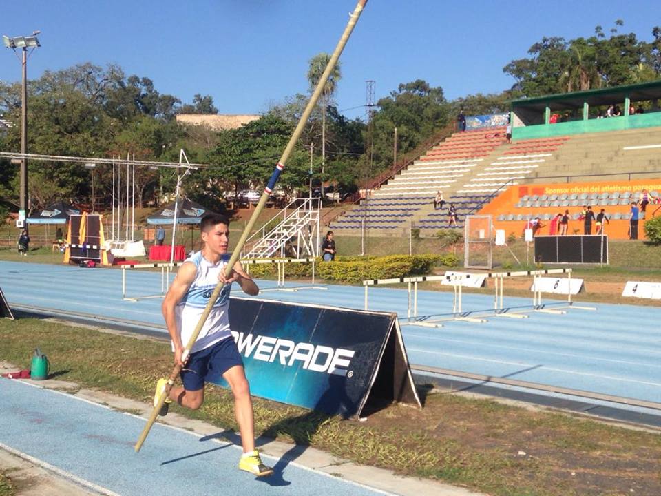 Fulanito de tal, en salto con garrocha